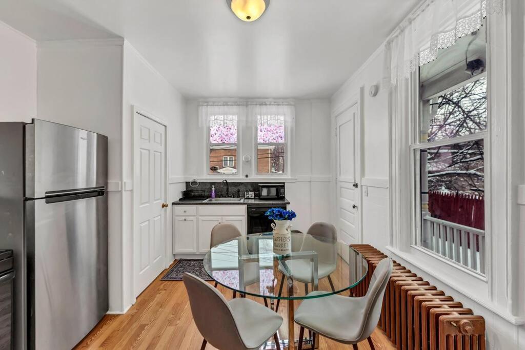 Spacious Getaway, Backyard & Parking - Sleeps 6 *