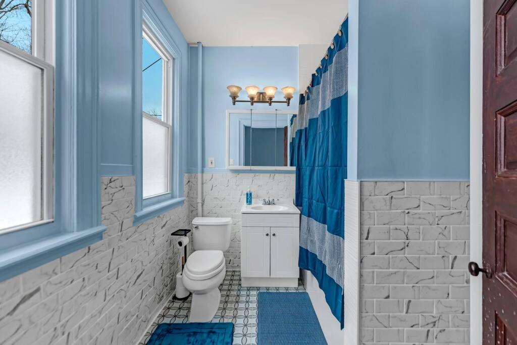 Spacious Getaway, Backyard & Parking - Sleeps 6 * Buffalo