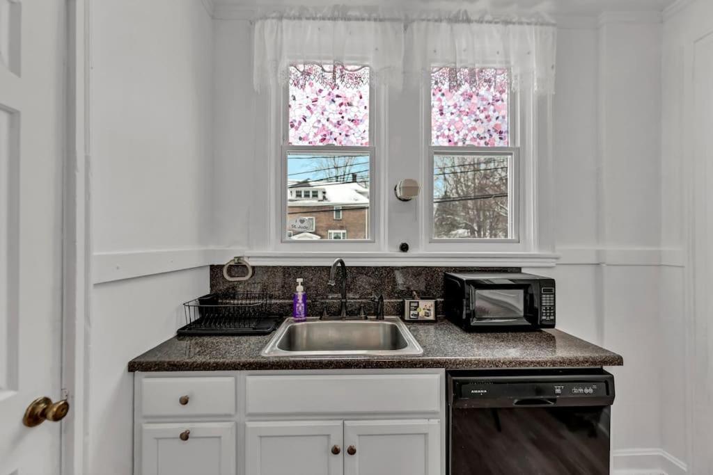 Spacious Getaway, Backyard & Parking - Sleeps 6 Apartment